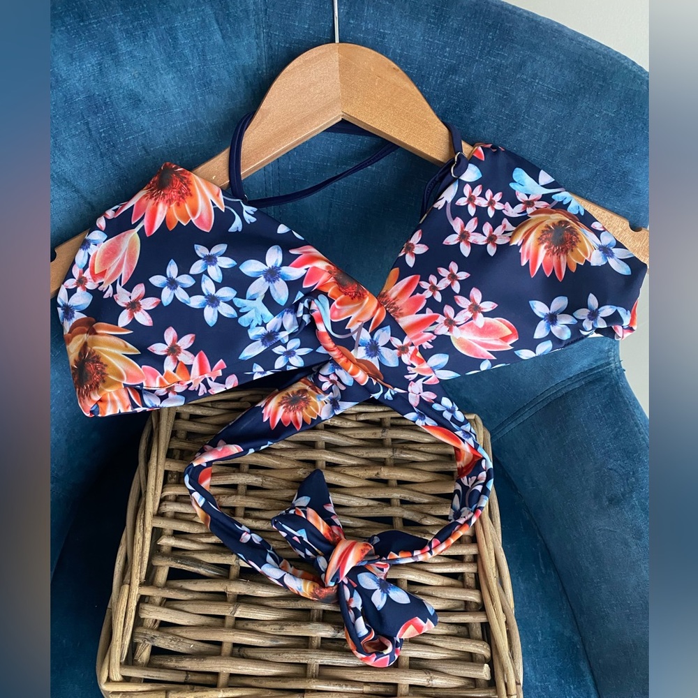 CUPSHE Floral Wrap Bikini Top in size Small